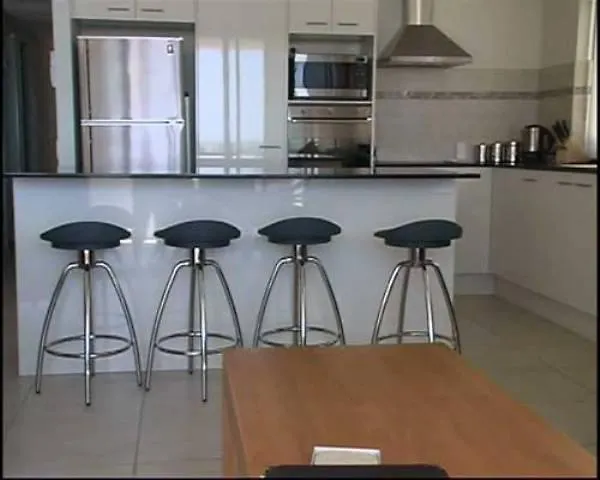 Pier One Aparthotel Urangan 4*,