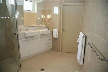 ****  Pier One Aparthotel Urangan Australia
