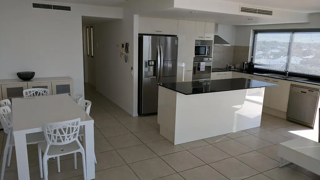 Pier One Aparthotel Urangan 4*,